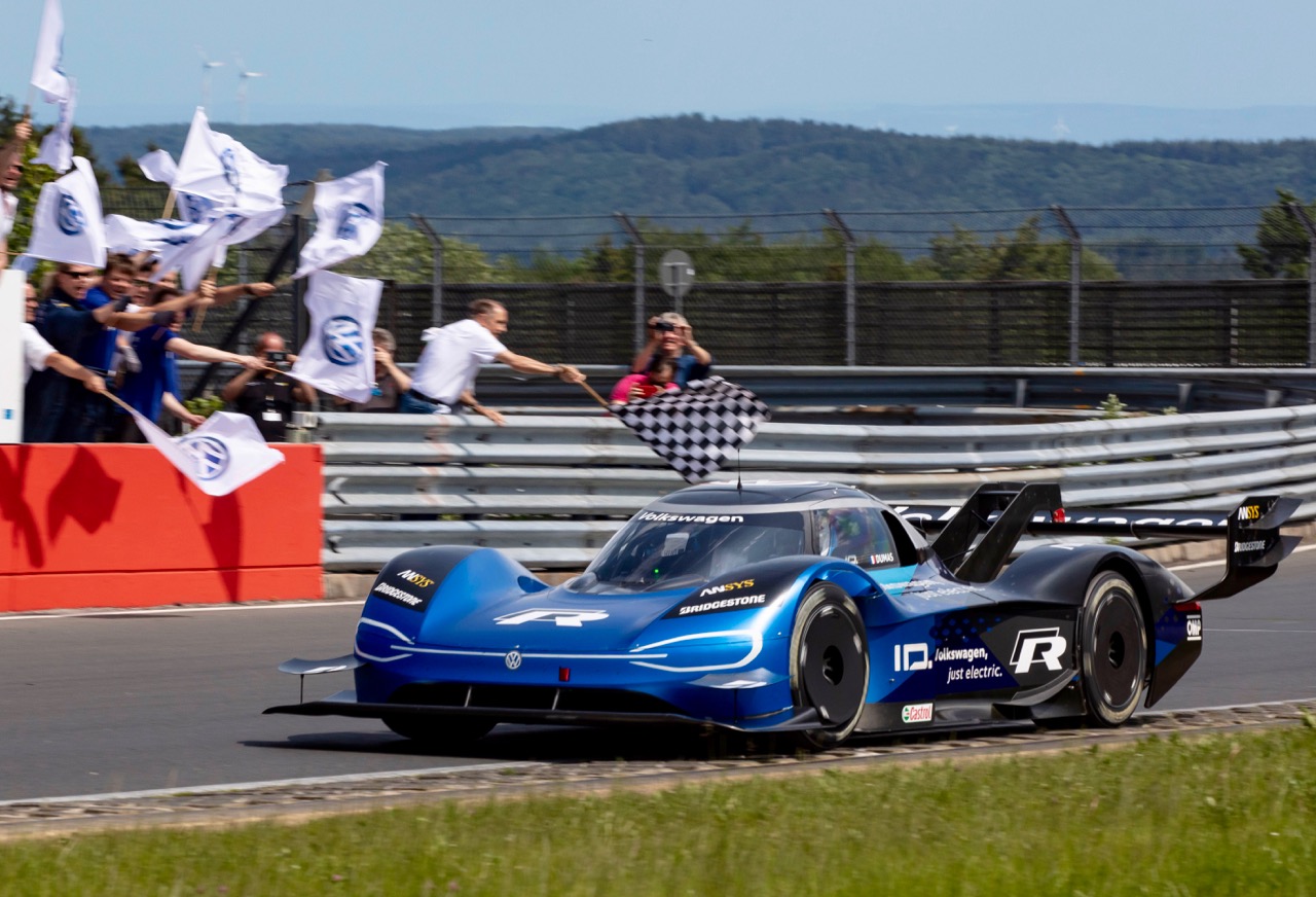 VW ID.R SETS E-RECORD ON THE “RING!